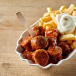 Pommes mit Currywurst mit Majo